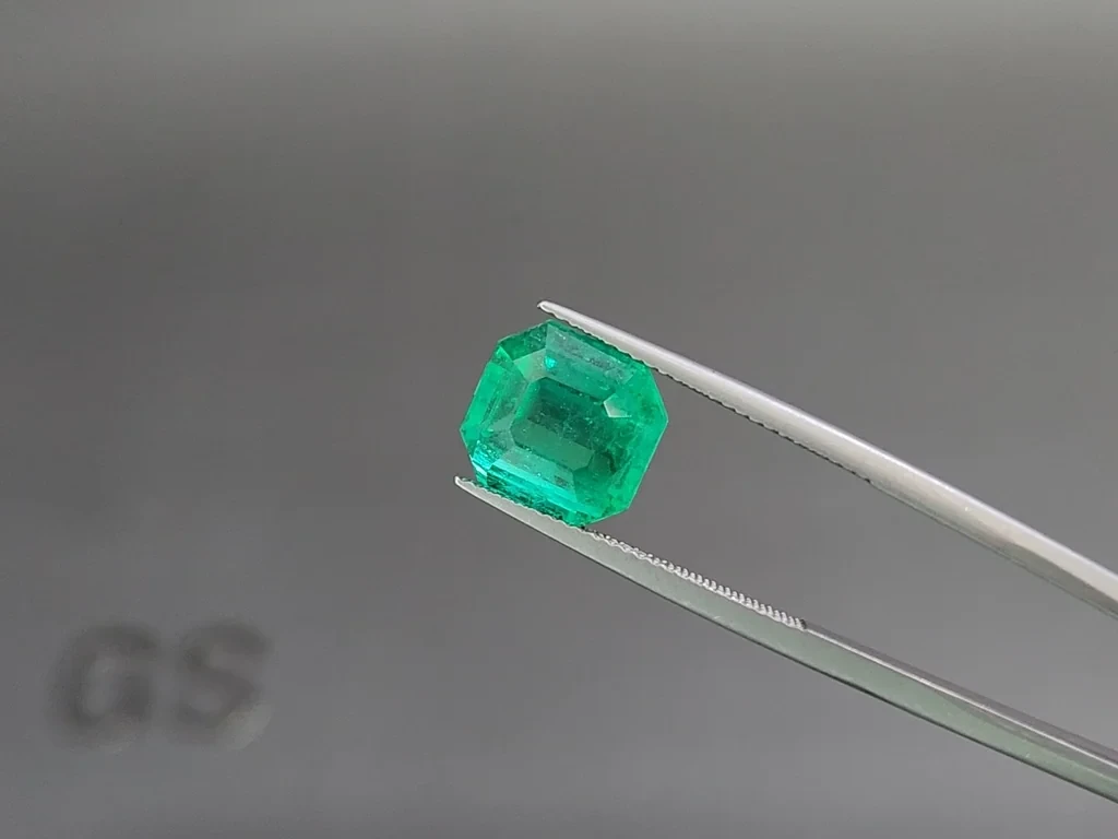 Intense green emerald in octagon cut 5.43 carats, Colombia 3