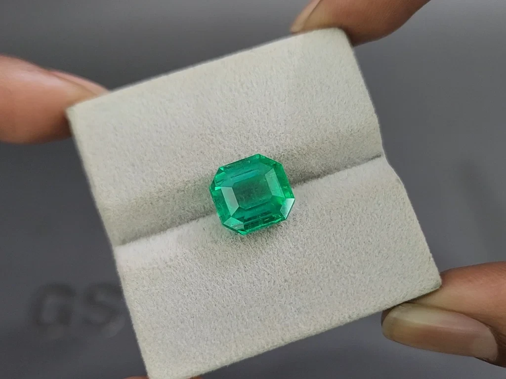 Intense green emerald in octagon cut 5.43 carats, Colombia 4
