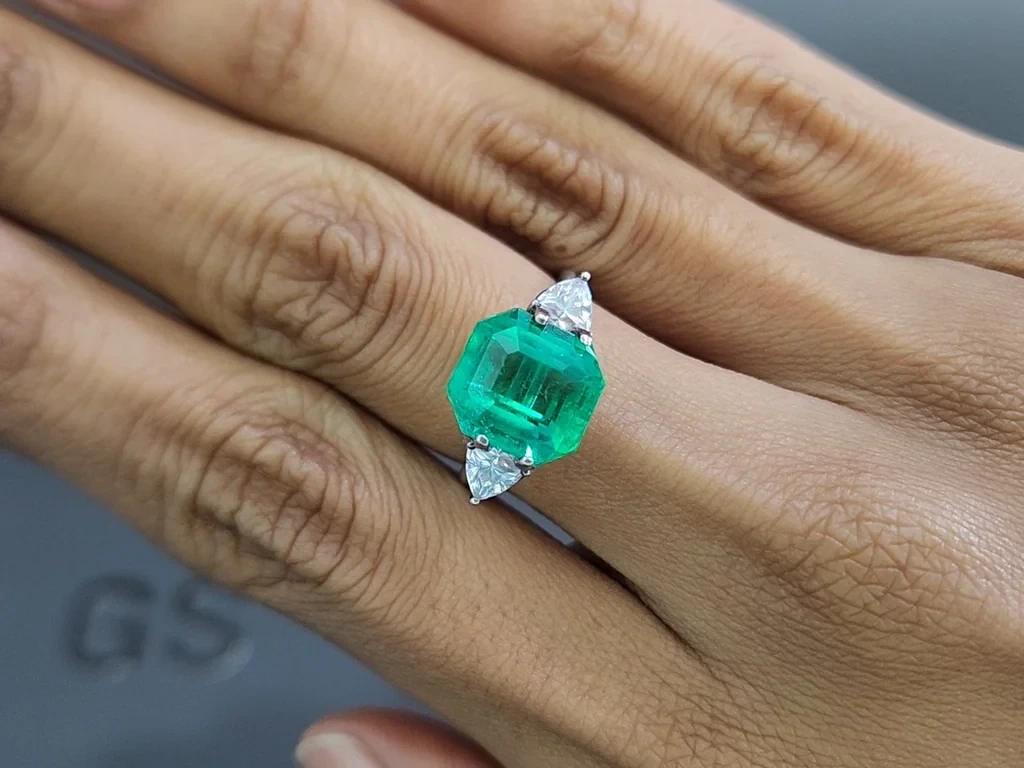 Intense green emerald in octagon cut 5.43 carats, Colombia 5