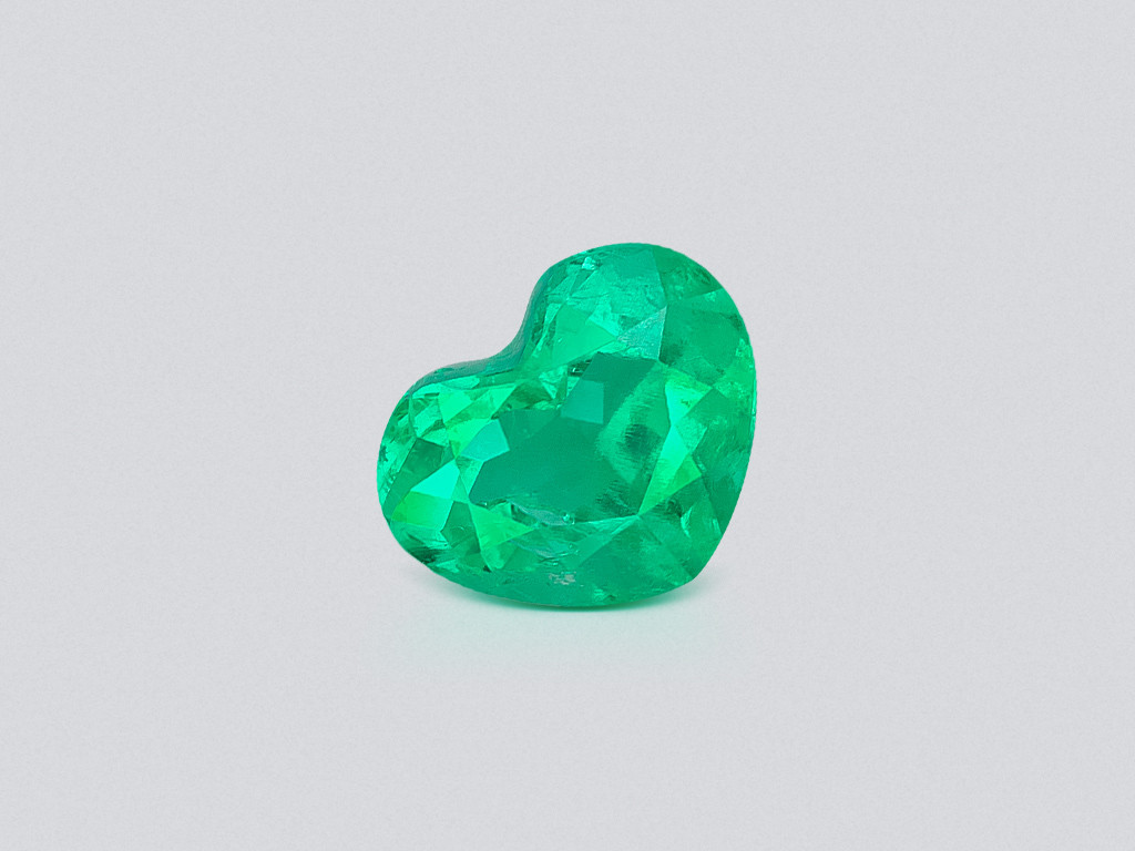 Intense Green emerald with rare effect Gota de Aceite in heart shape 3.11 carats, Colombia