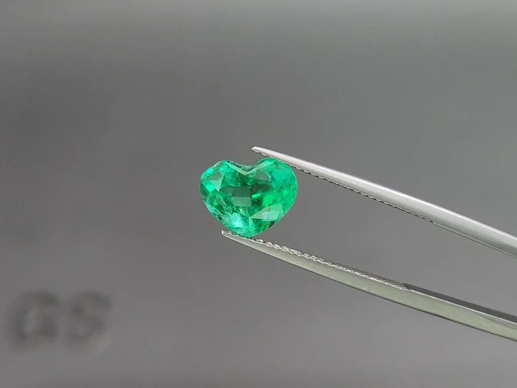 Intense Green emerald with rare effect Gota de Aceite in heart shape 3.11 carats, Colombia 3