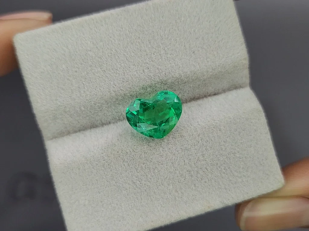 Intense Green emerald with rare effect Gota de Aceite in heart shape 3.11 carats, Colombia 4