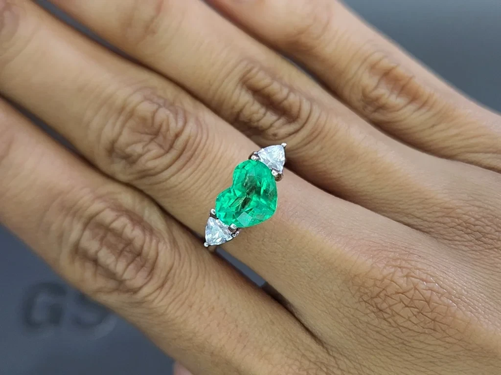 Intense Green emerald with rare effect Gota de Aceite in heart shape 3.11 carats, Colombia 5