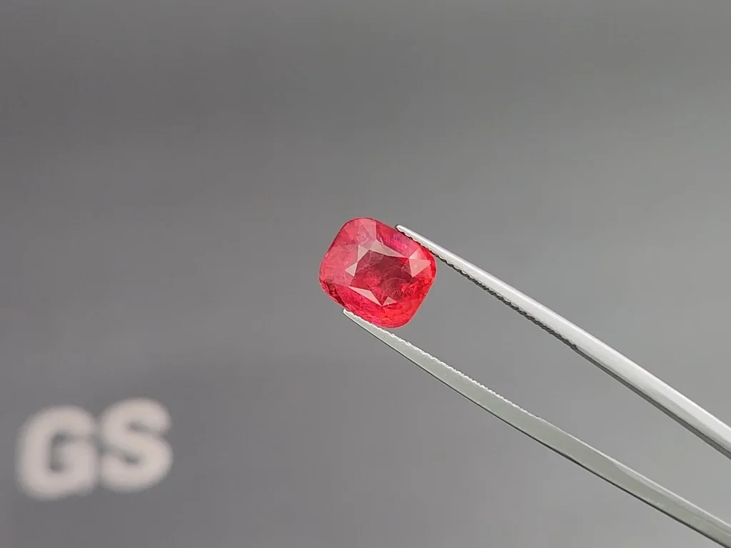 Intense red Mahenge spinel in cushion cut  5.11 carats, Tanzania 3
