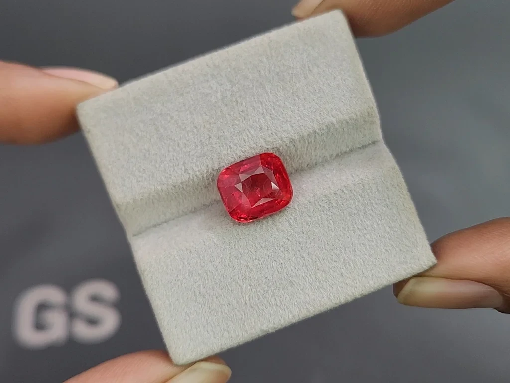 Intense red Mahenge spinel in cushion cut  5.11 carats, Tanzania 4