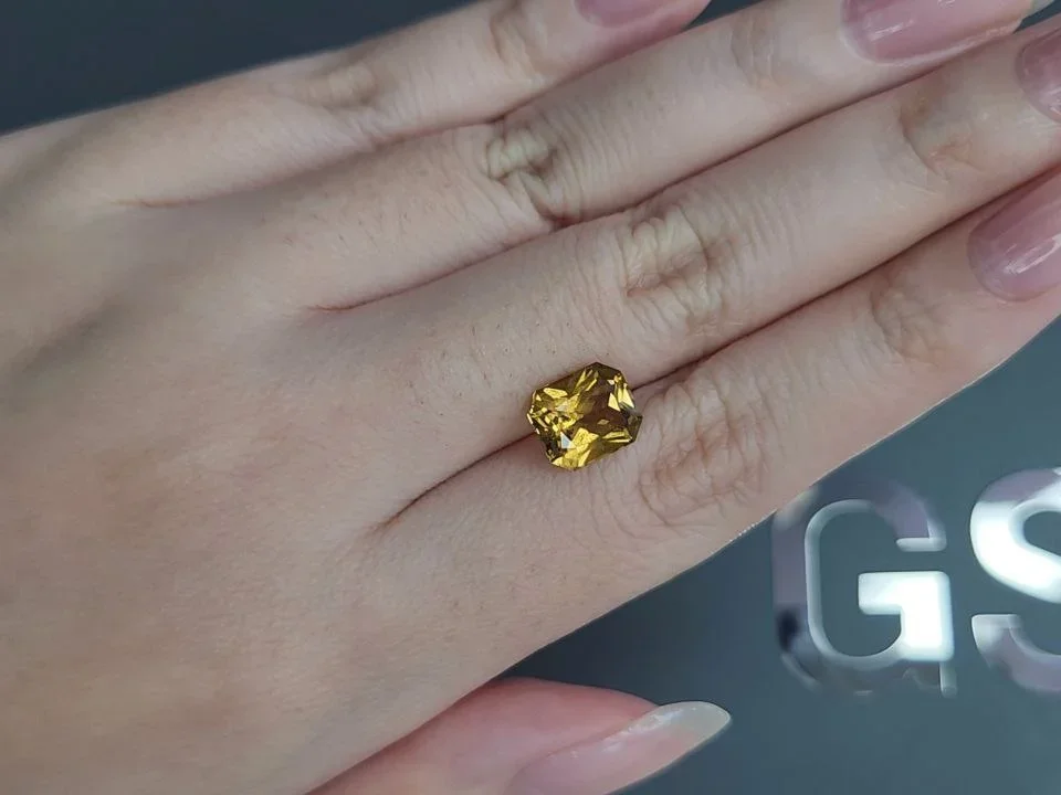 Intense yellow radiant-cut chrysoberyl 3.30 carats, Sri Lanka 2