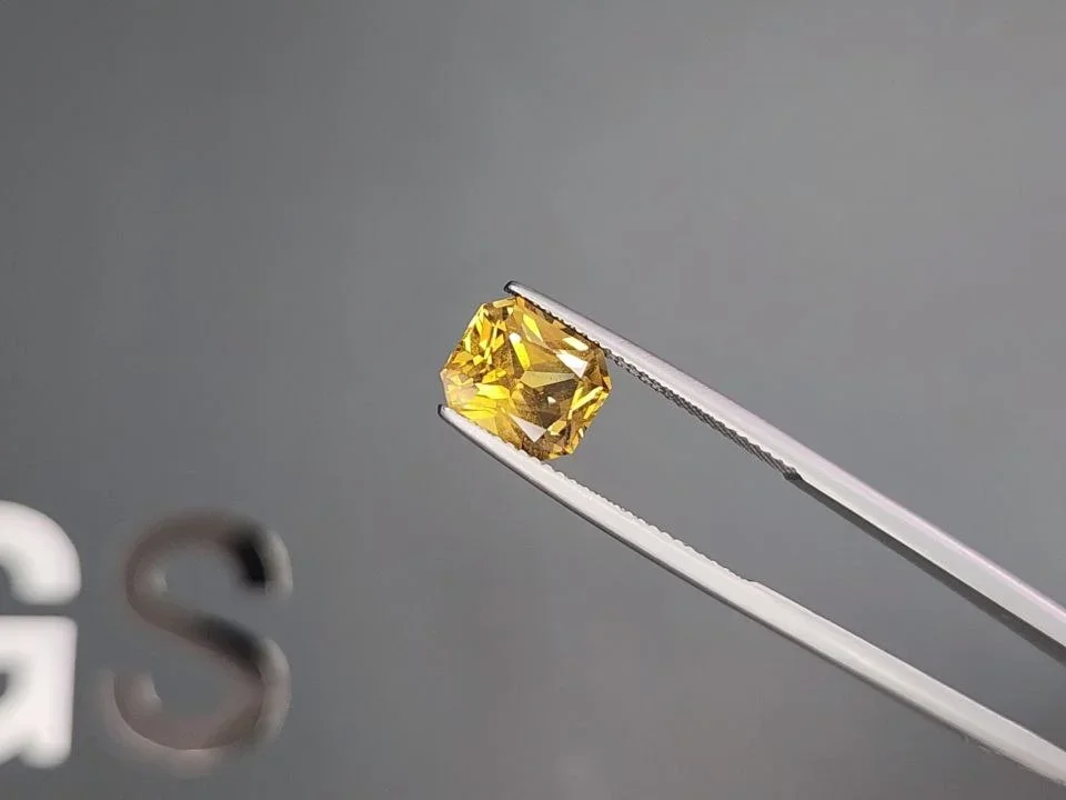 Intense yellow radiant-cut chrysoberyl 3.30 carats, Sri Lanka 3