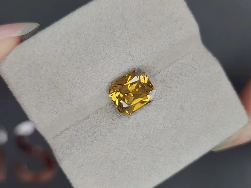 Intense yellow radiant-cut chrysoberyl 3.30 carats, Sri Lanka 4