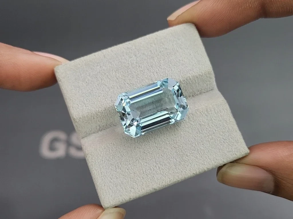 Large aquamarine octagon cut 15.57 carats, Madagascar 4