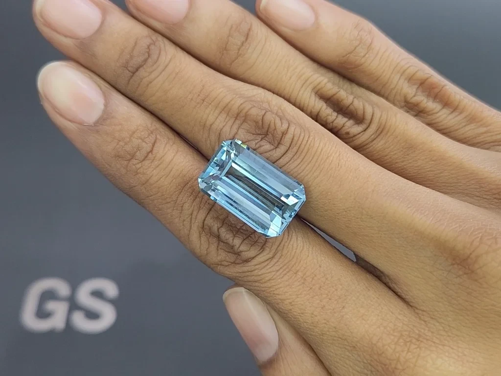 Large aquamarine octagon cut 15.6 carats, Madagascar 2