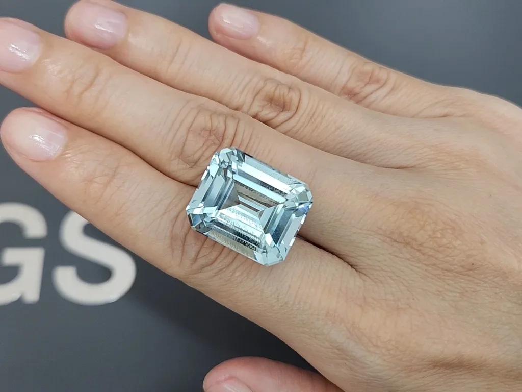 Large blue aquamarine in octagon cut 28.85 carats, Africa 2