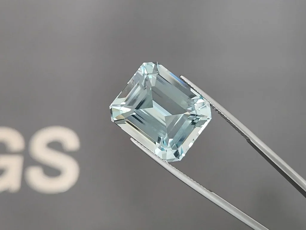 Large blue aquamarine in octagon cut 28.85 carats, Africa 3