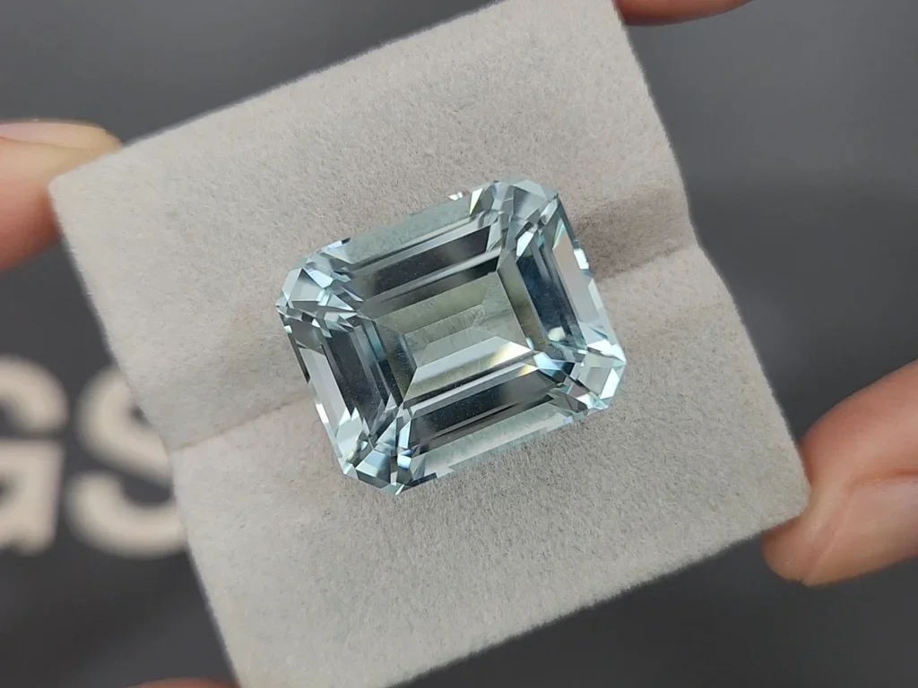 Large blue aquamarine in octagon cut 28.85 carats, Africa 4