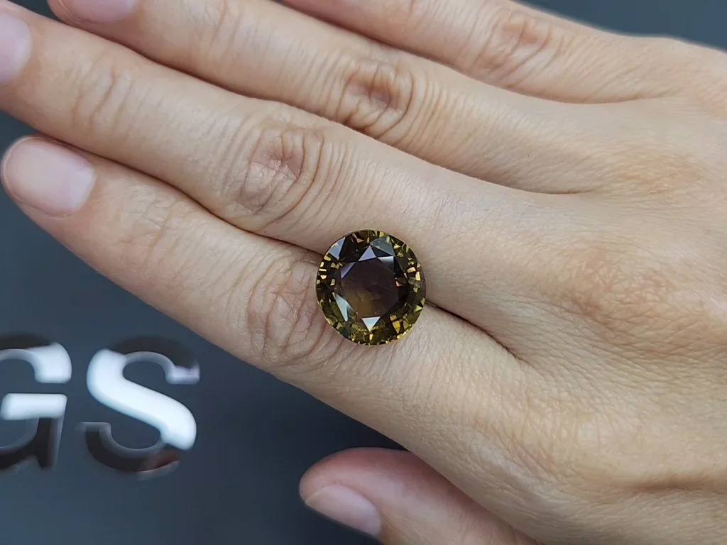 Large color change alexandrite in oval cut 14.24 carats, Sri Lanka 2