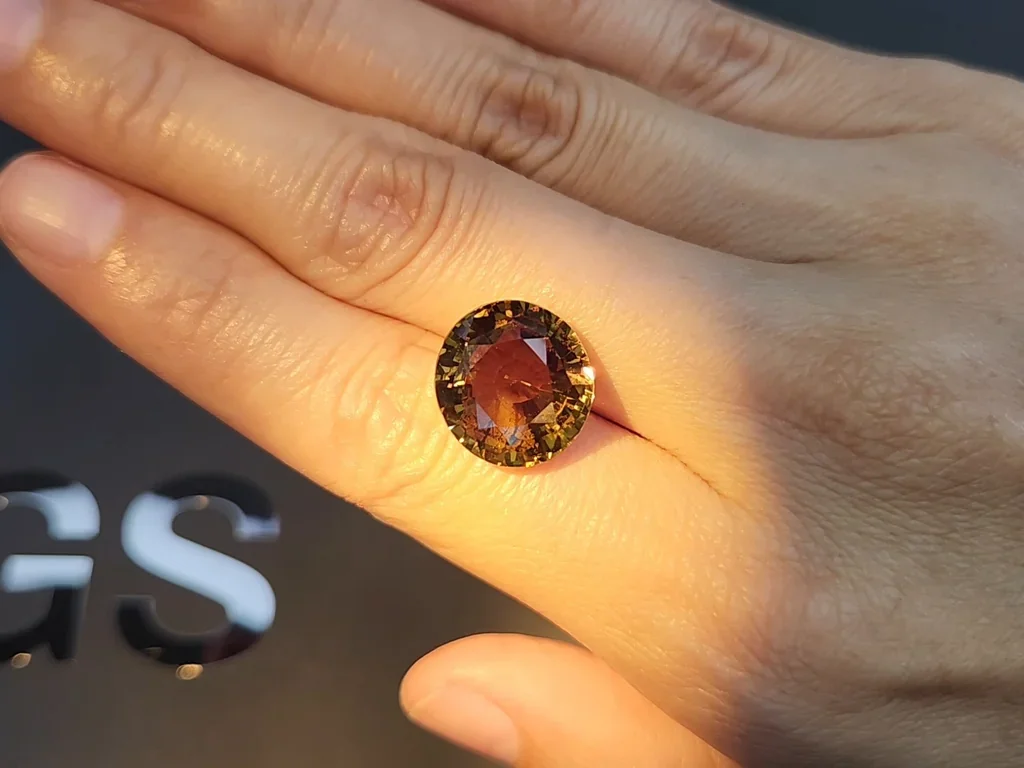 Large color change alexandrite in oval cut 14.24 carats, Sri Lanka 3