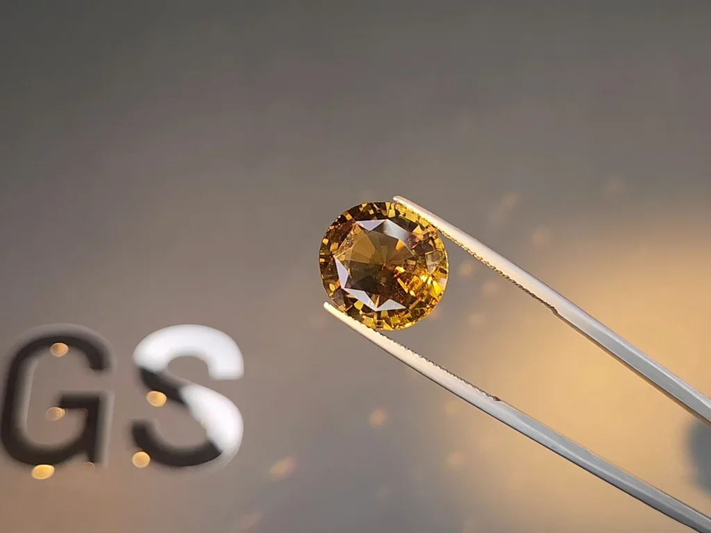 Large color change alexandrite in oval cut 14.24 carats, Sri Lanka 5