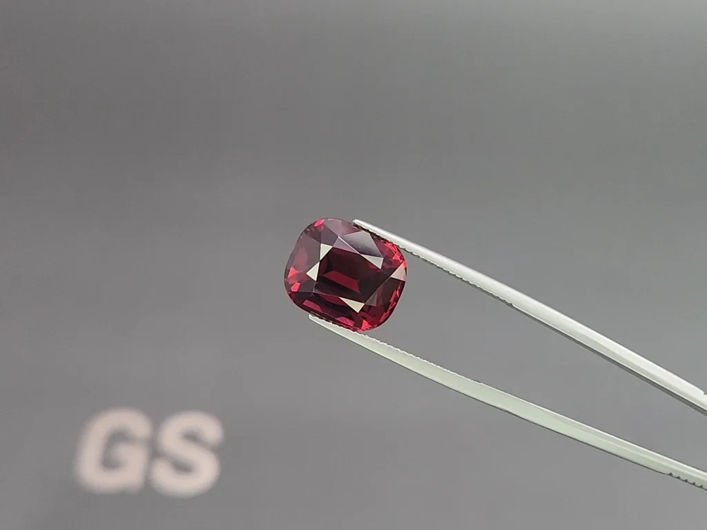 Large garnet cushion cut 10.76 carats, Tanzania 3