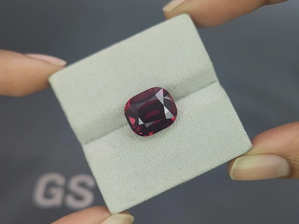 Large garnet cushion cut 10.76 carats, Tanzania 4