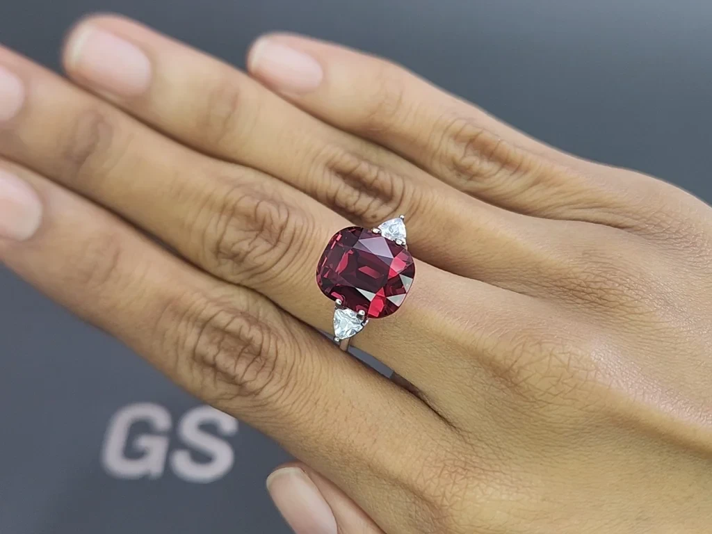 Large garnet cushion cut 10.76 carats, Tanzania 5