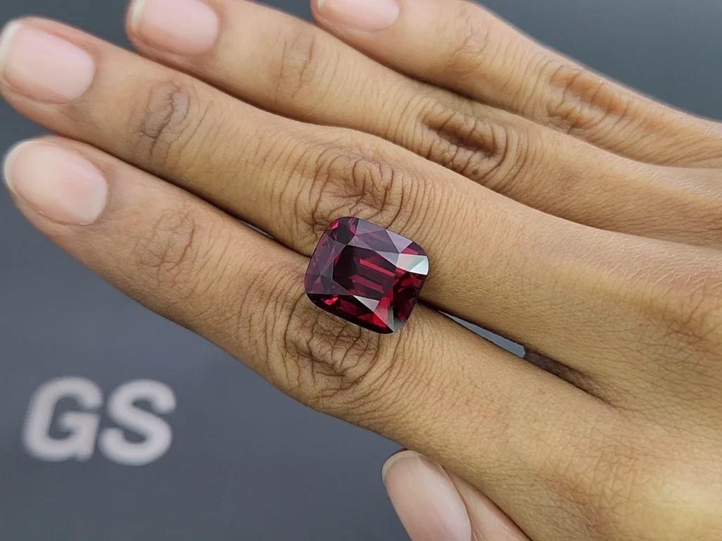 Large garnet cushion cut  13.18 carats, Tanzania 2