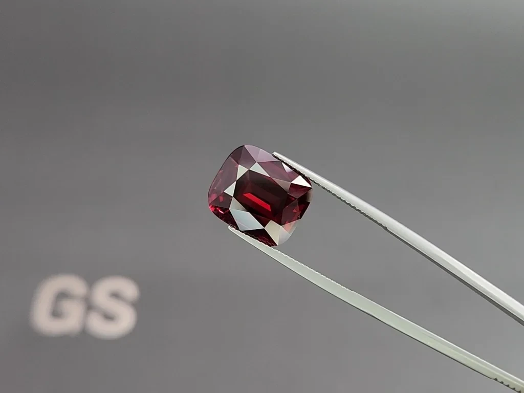 Large garnet cushion cut  13.18 carats, Tanzania 3