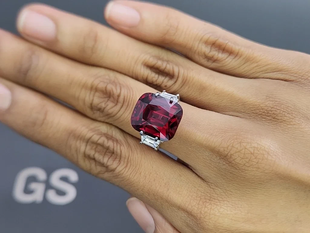 Large garnet cushion cut  13.18 carats, Tanzania 5