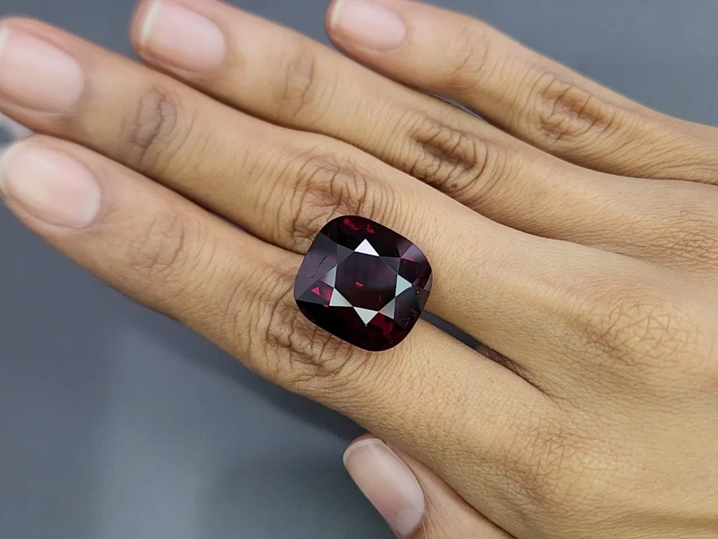Large garnet cushion cut  33.95 carats, Tanzania 2