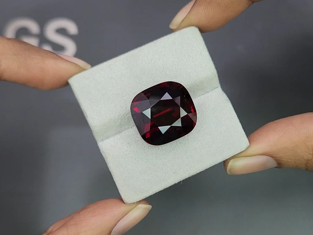 Large garnet cushion cut  33.95 carats, Tanzania 4