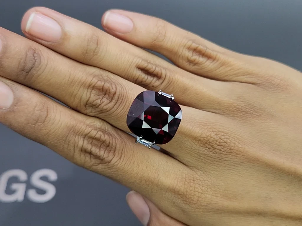 Large garnet cushion cut  33.95 carats, Tanzania 5