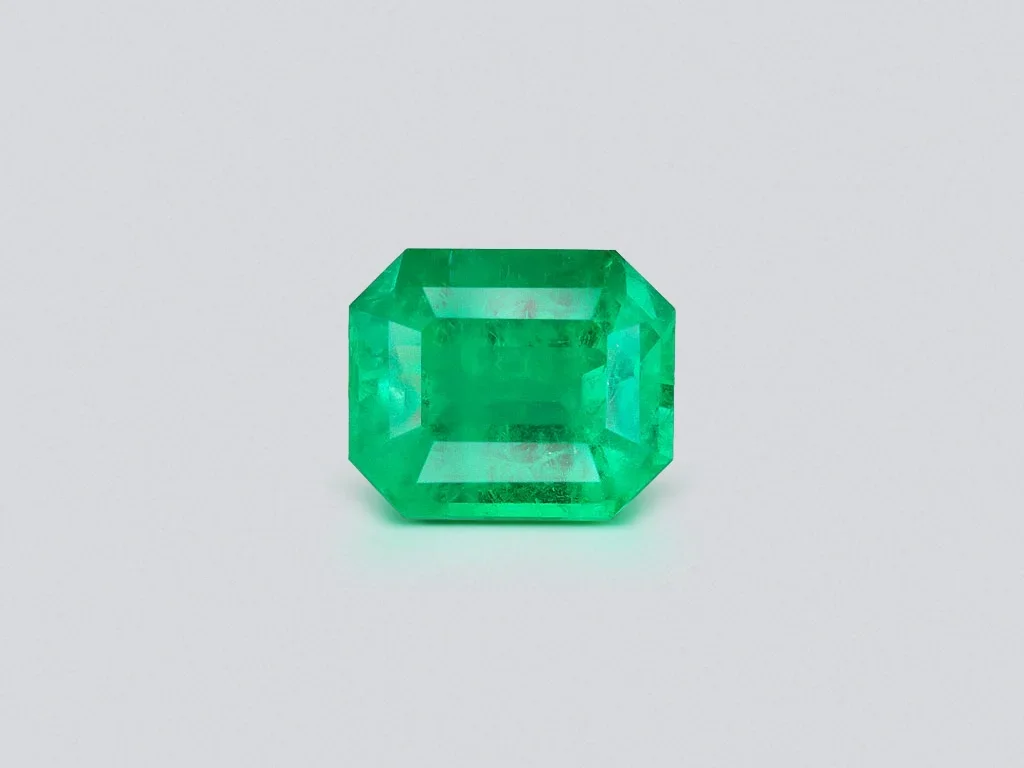 Large Intense Green Colombian emerald 13.26 carats, GRS