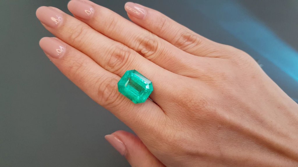 Large Intense Green Colombian emerald 13.26 carats, GRS 2
