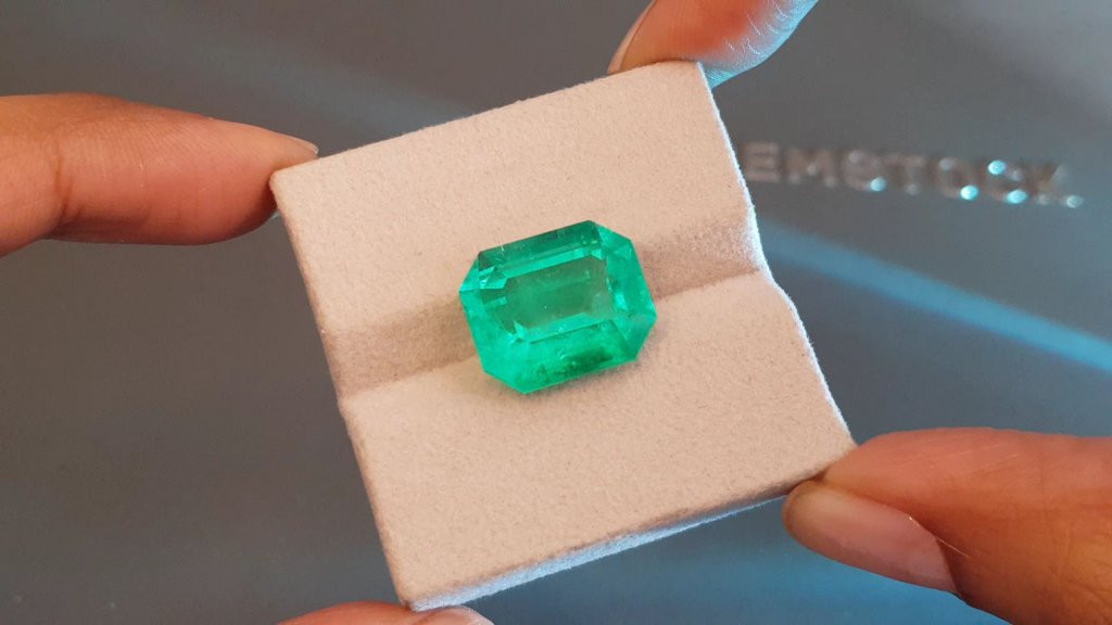 Large Intense Green Colombian emerald 13.26 carats, GRS 4