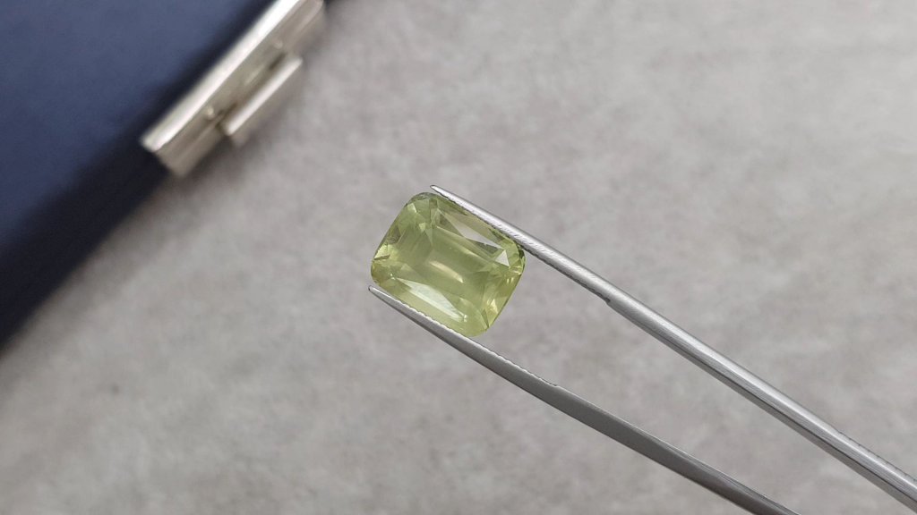 Large yellow-green cushion cut beryl from Mozambique 9.75 carats 3