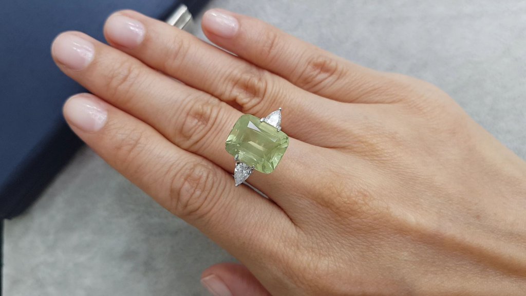 Large yellow-green cushion cut beryl from Mozambique 9.75 carats 4