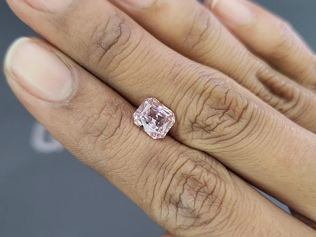 Malaya garnet radiant cut 2.57 carats, Africa 2