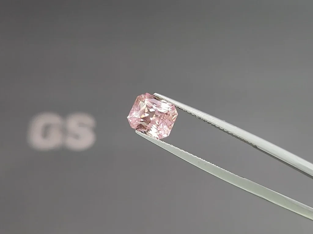 Malaya garnet radiant cut 2.57 carats, Africa 3