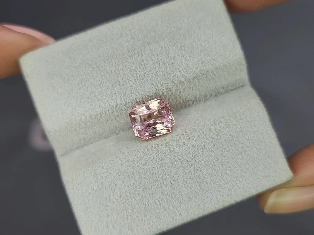 Malaya garnet radiant cut 2.57 carats, Africa 4