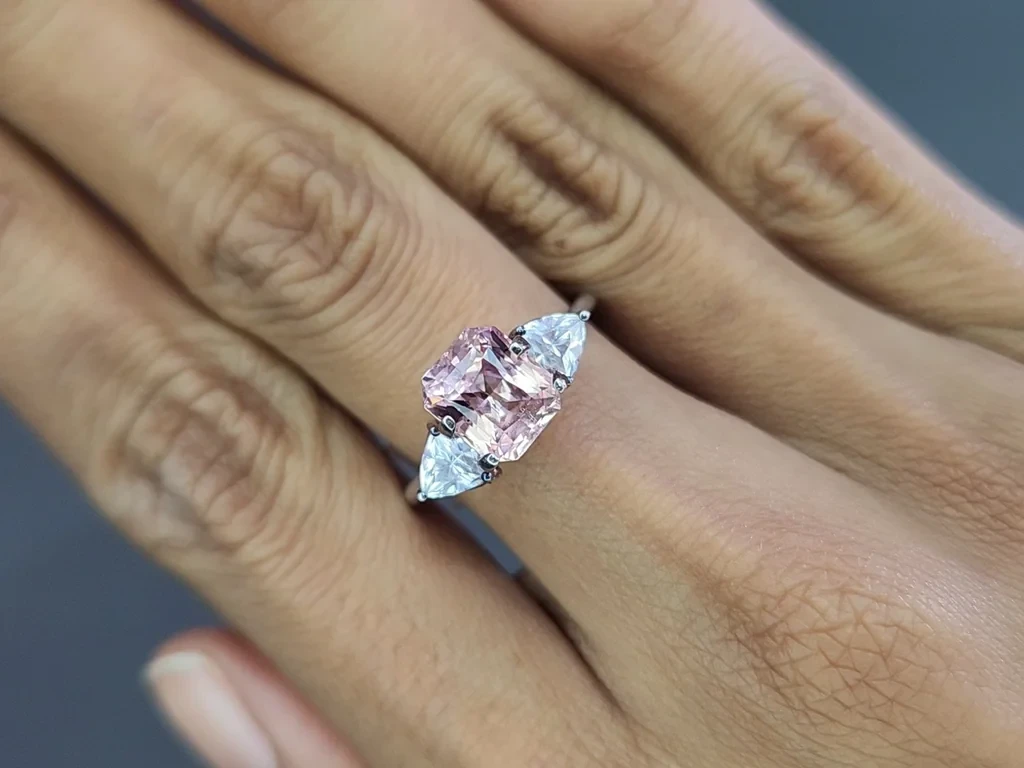 Malaya garnet radiant cut 2.57 carats, Africa 5