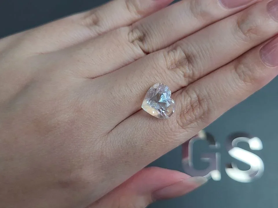 Moonstone heart cut 6.45 carats, Madagascar 2
