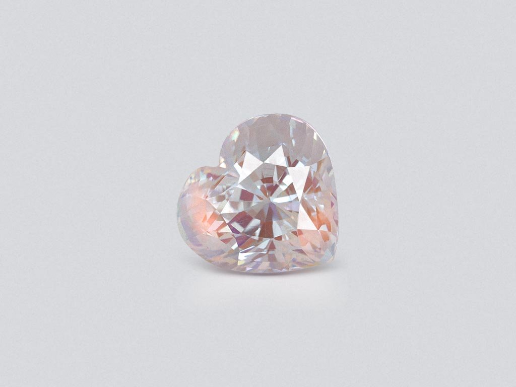 Moonstone in heart cut 5.19 carats, Madagascar