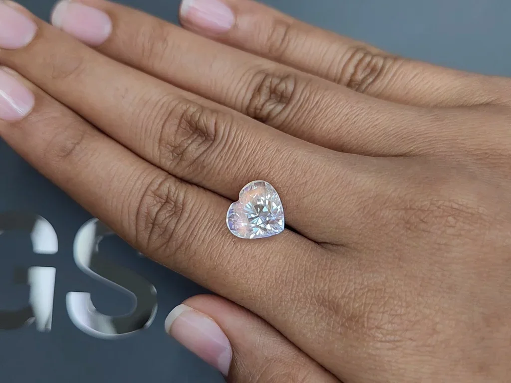 Moonstone in heart cut 5.19 carats, Madagascar 2