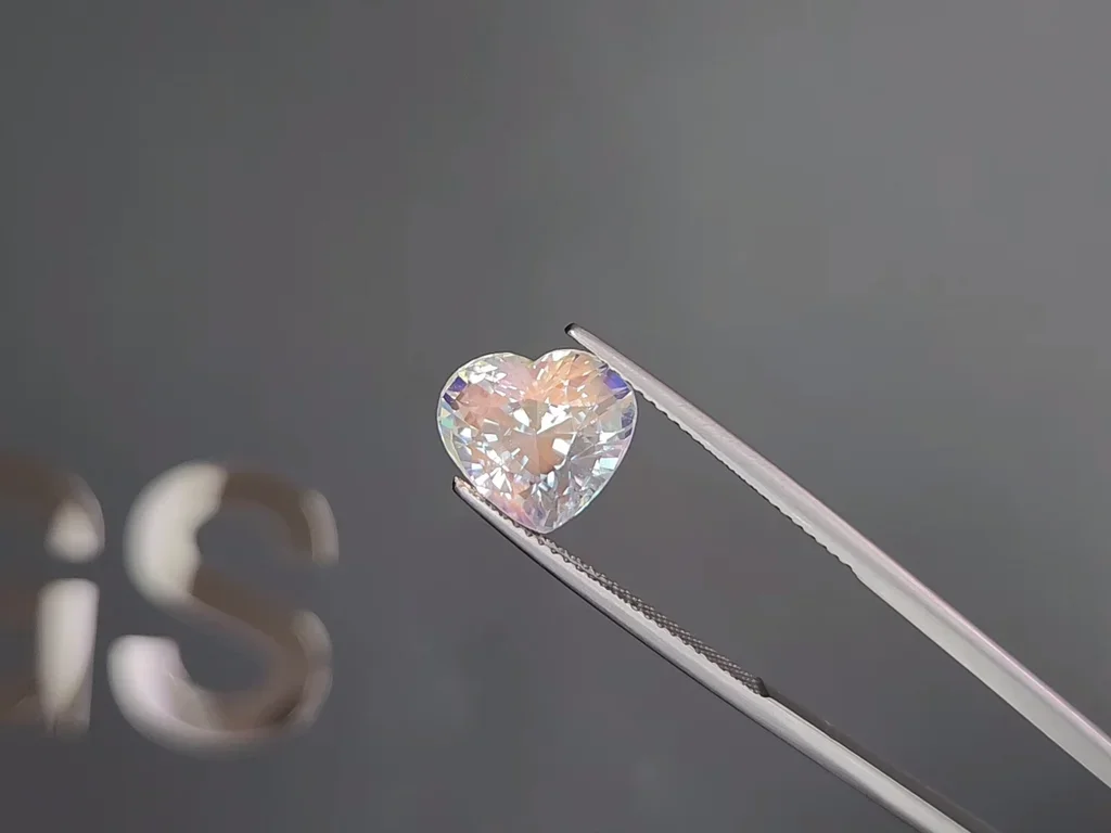 Moonstone in heart cut 5.19 carats, Madagascar 3
