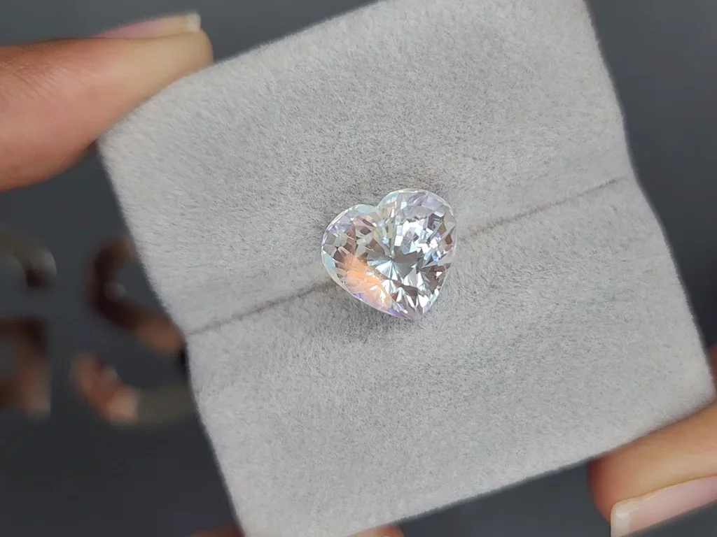 Moonstone in heart cut 5.19 carats, Madagascar 4