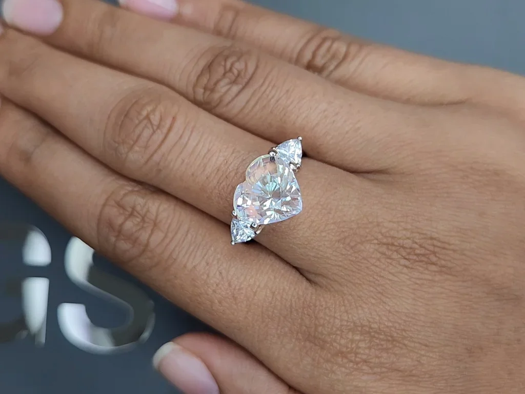 Moonstone in heart cut 5.19 carats, Madagascar 5