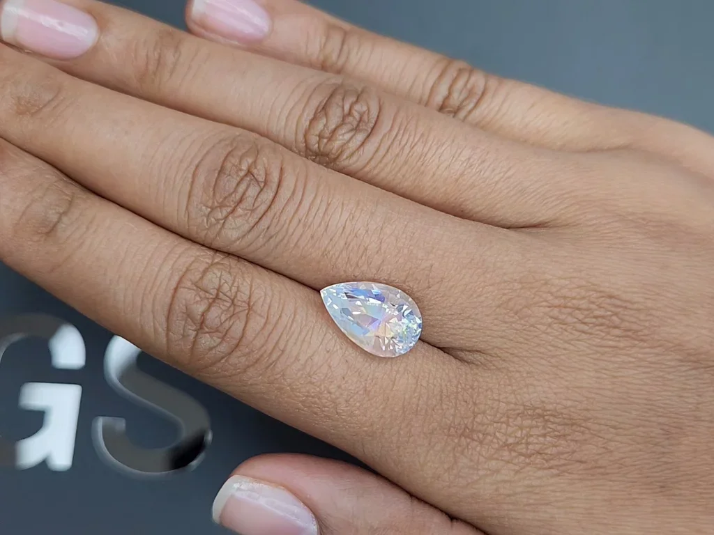 Moonstone in pear cut 5.14 carats, Madagascar 2