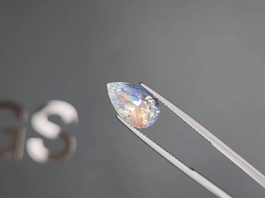 Moonstone in pear cut 5.14 carats, Madagascar 3