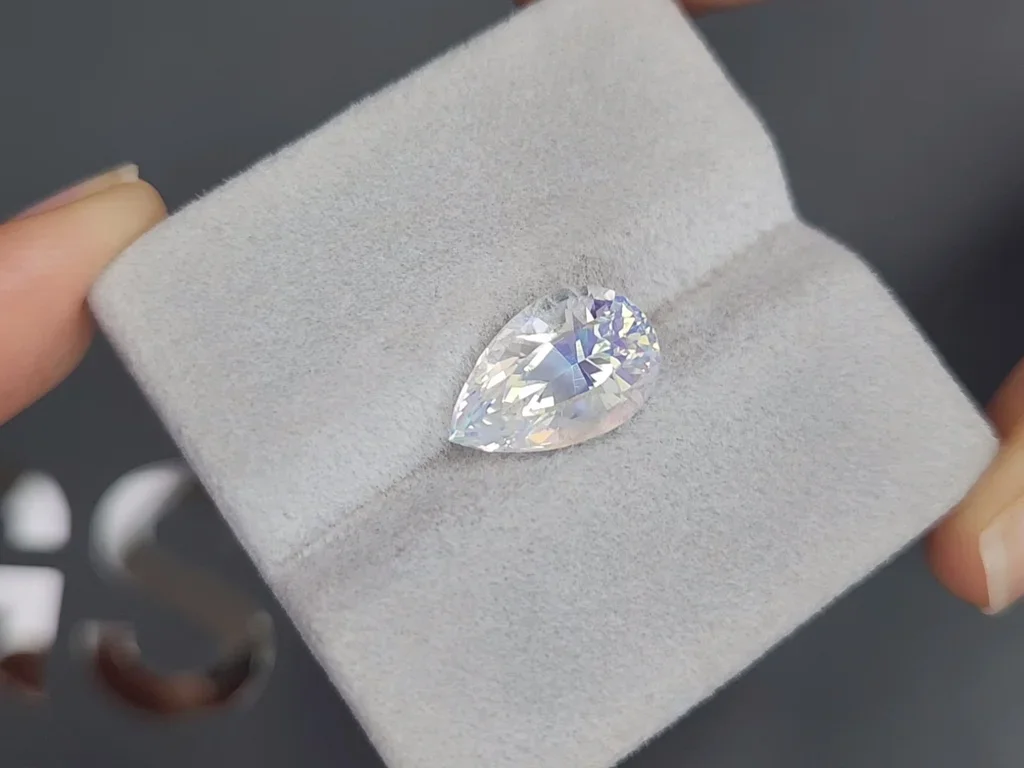 Moonstone in pear cut 5.14 carats, Madagascar 4