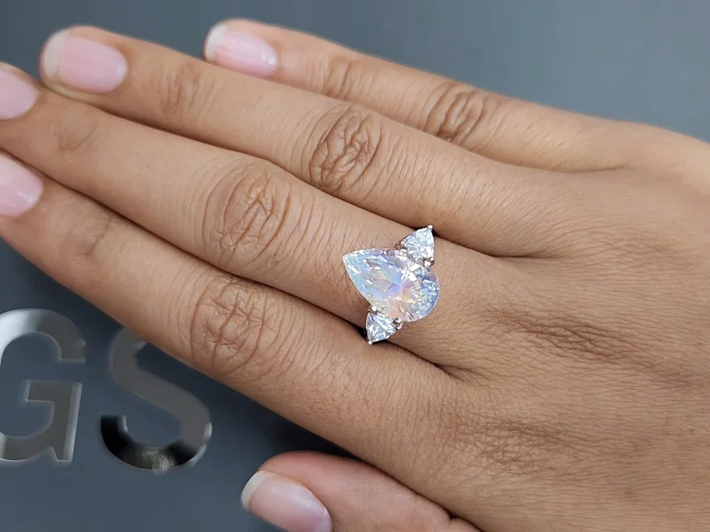 Moonstone in pear cut 5.14 carats, Madagascar 5