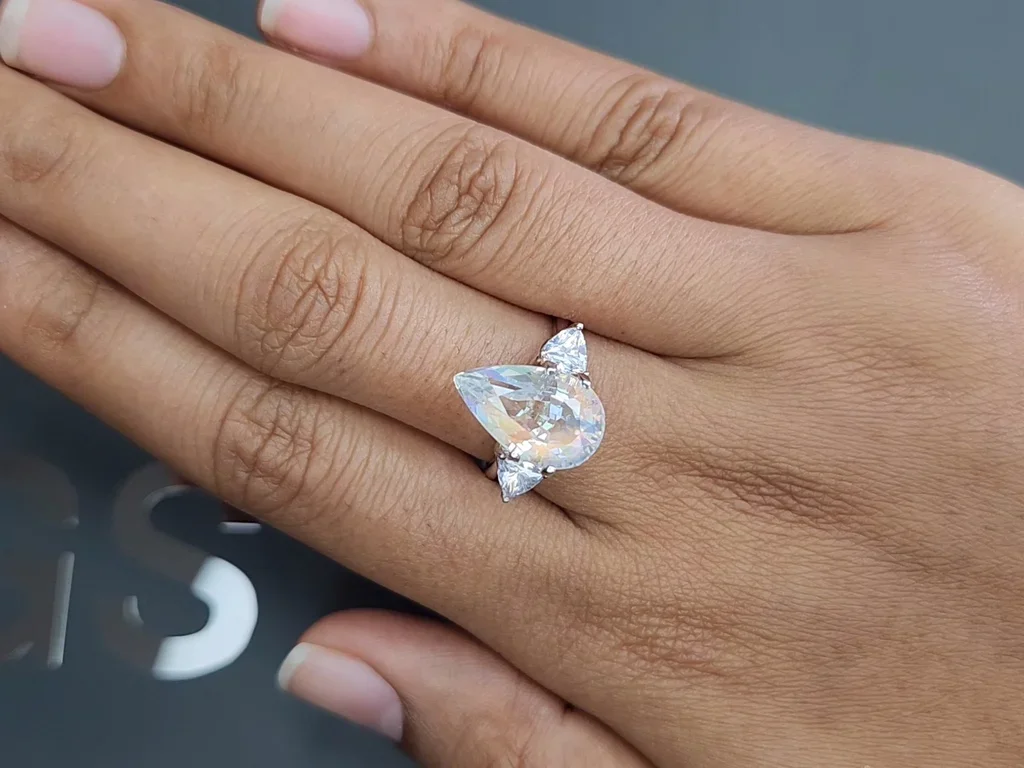 Moonstone pear cut 5.06 carats, Madagascar 5