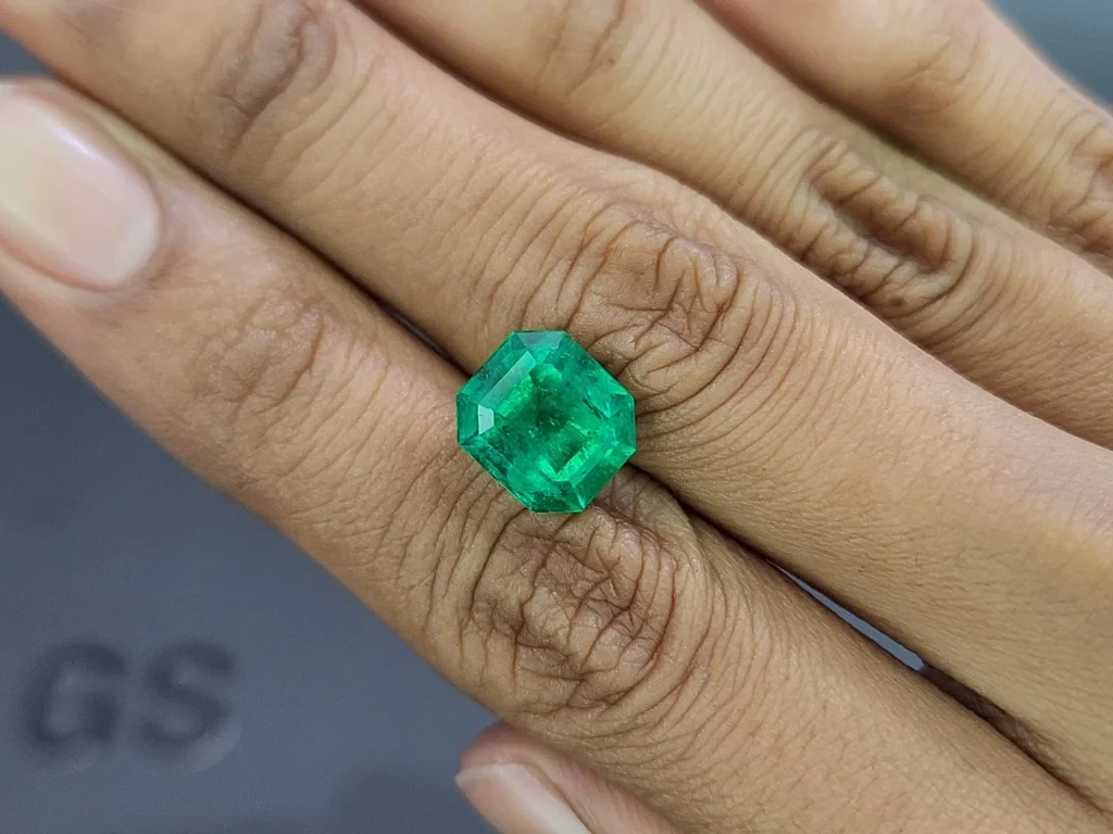 Muzo Green emerald in octagon cut 4.53 carats, Colombia 2